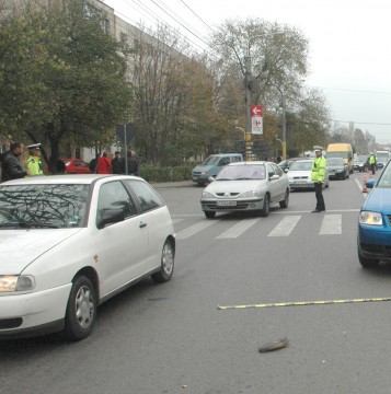 Tânără accidentată pe trecerea de pietoni